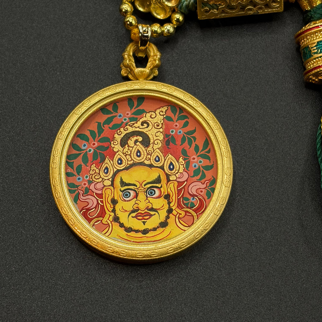 Hand-painted Yellow Jambhala Round Thangka Pendant（黄财神唐卡吊坠）