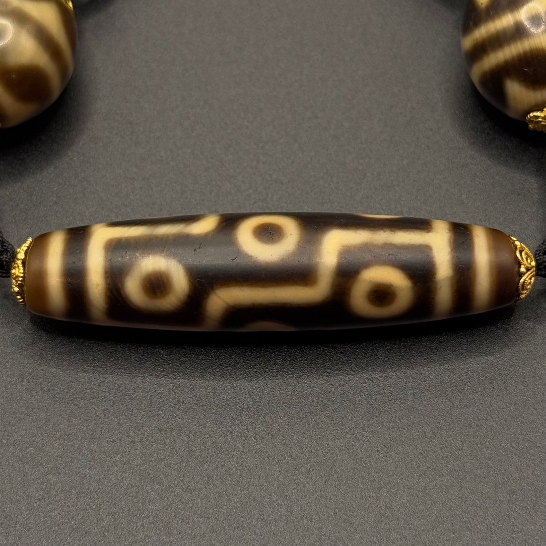 Nine-Eye & Daluo Tiger Tooth Dzi Bead Necklace（折线九眼&达洛双虎牙天珠项链）