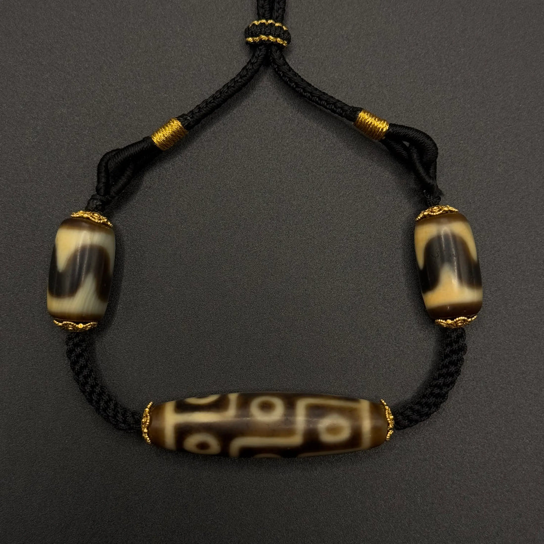 Nine-Eye & Tiger Tooth Dzi Bead Necklace（折线九眼&双虎牙天珠项链）