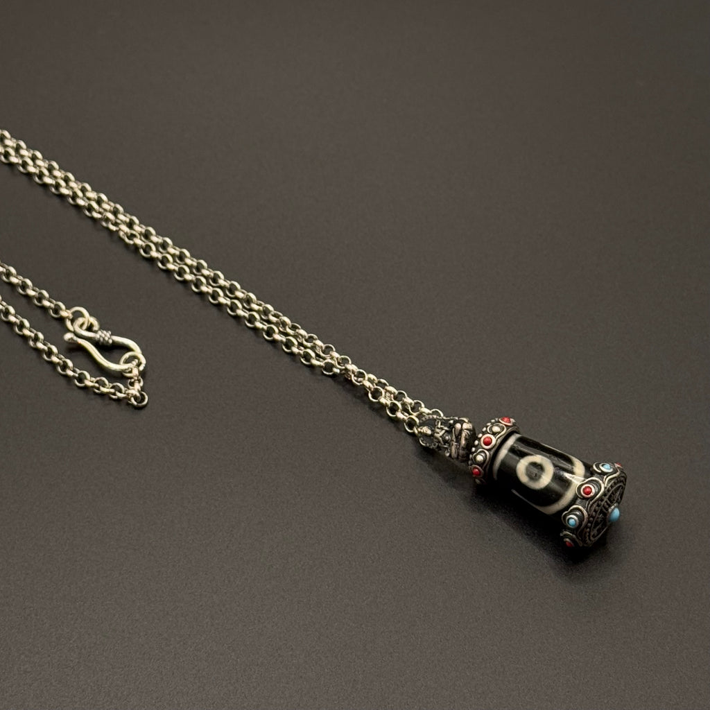 Three eyed Dzi bead Necklace (观音宝盖三眼天珠银项链)
