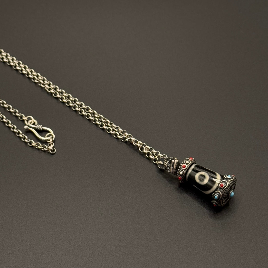 Three eyed Dzi bead Necklace (观音宝盖三眼天珠银项链)