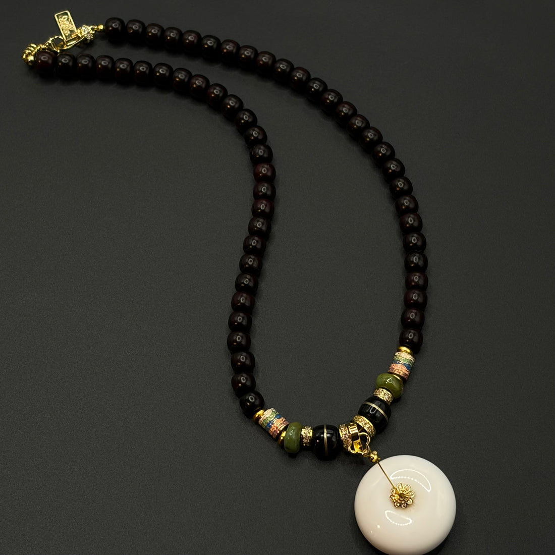 Ivory Jade & Indian Rosewood Necklace （象牙与小叶紫檀颈链）