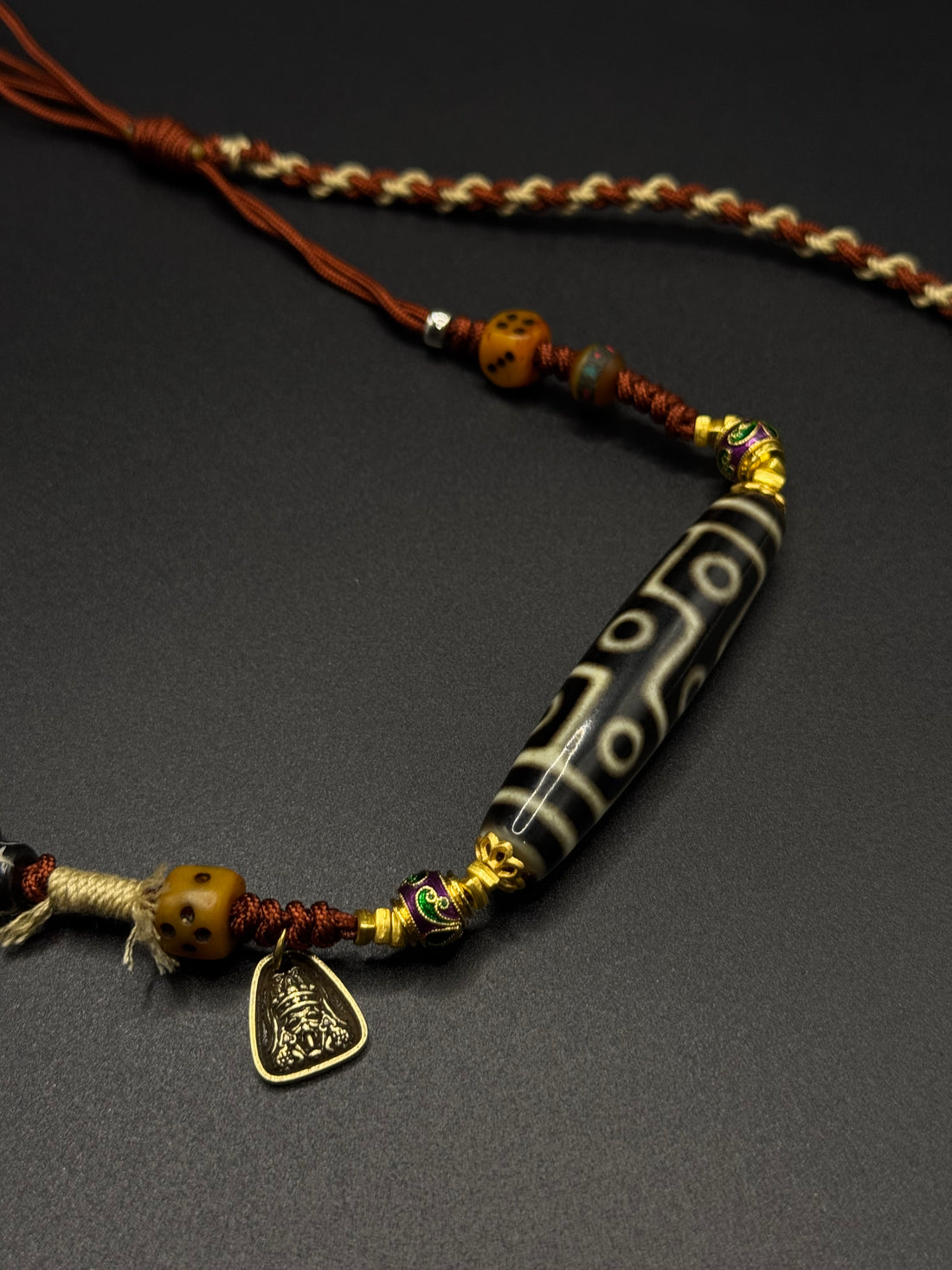 Nine-Eyed Dzi Bead (黑金双线折线九眼天珠项链&扎基拉姆）
