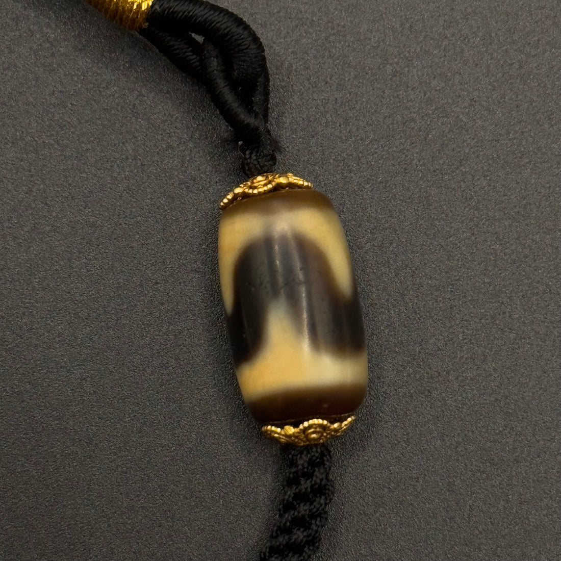 Nine-Eye & Tiger Tooth Dzi Bead Necklace（折线九眼&双虎牙天珠项链）