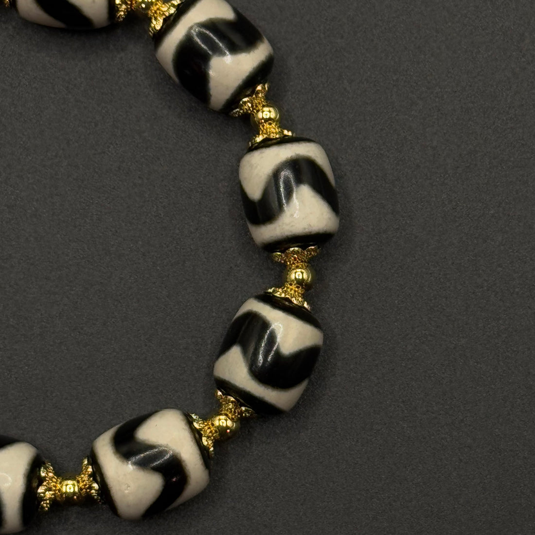 Tiger Tooth Dzi Bead Bracelet（虎牙天珠手串）