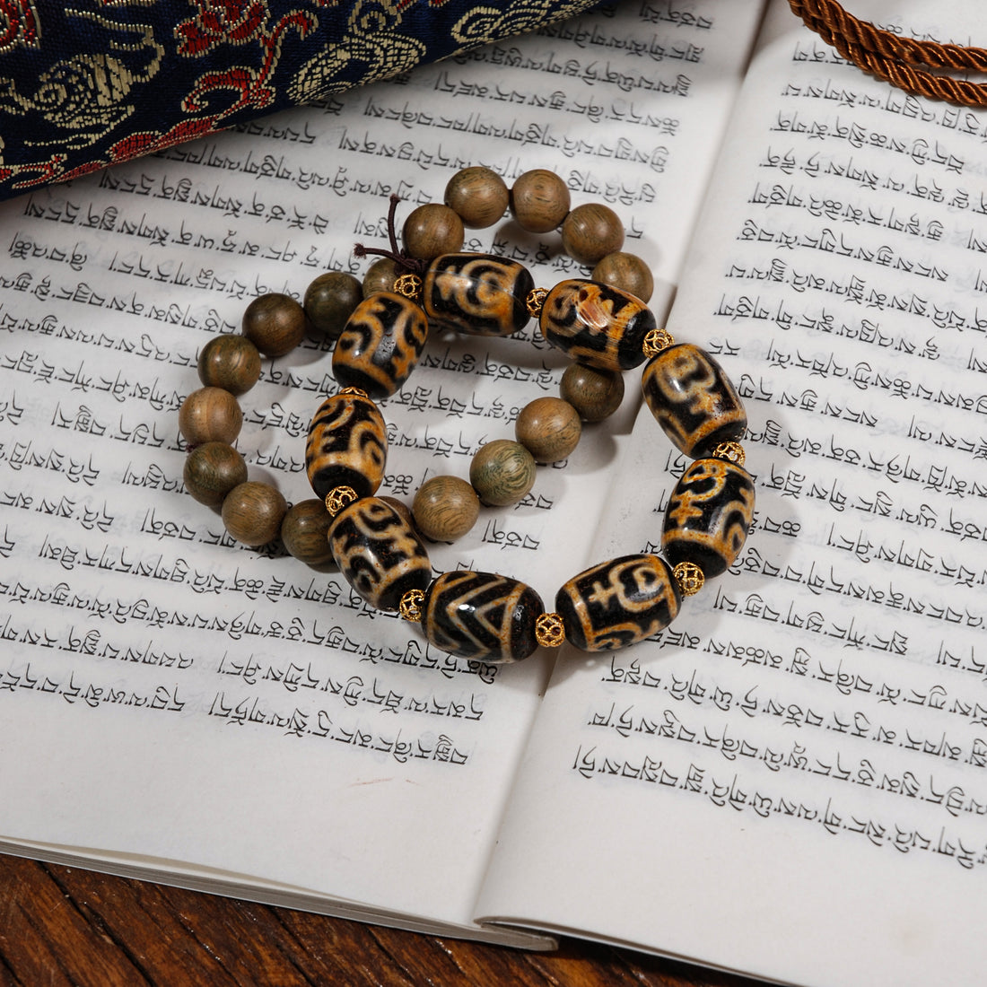 Treasure Vase Dzi Bead Bracelet