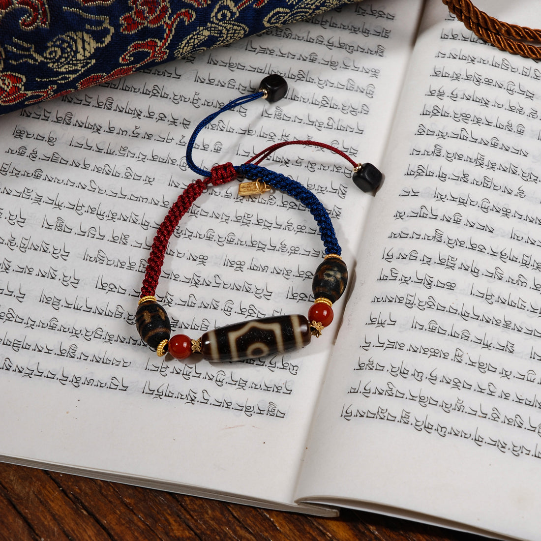 Three-eyed  Dzi bead Bracelet