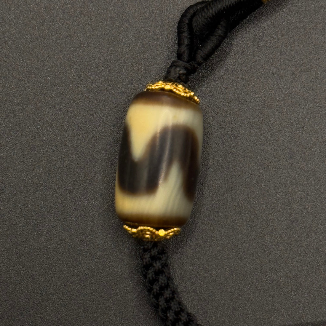 Nine-Eye & Tiger Tooth Dzi Bead Necklace（折线九眼&双虎牙天珠项链）