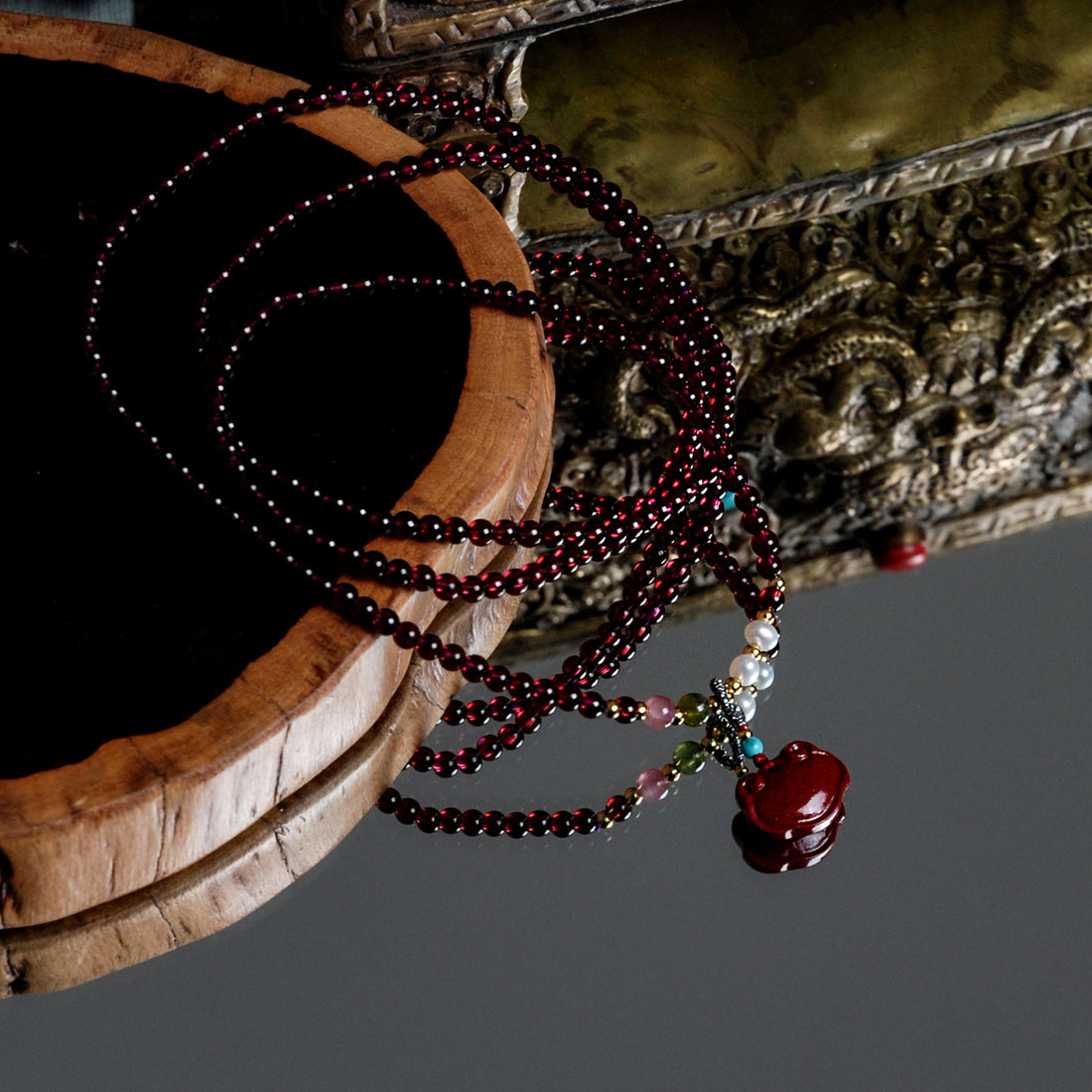 Four-circle garnet with cinnabar small lock bracelet