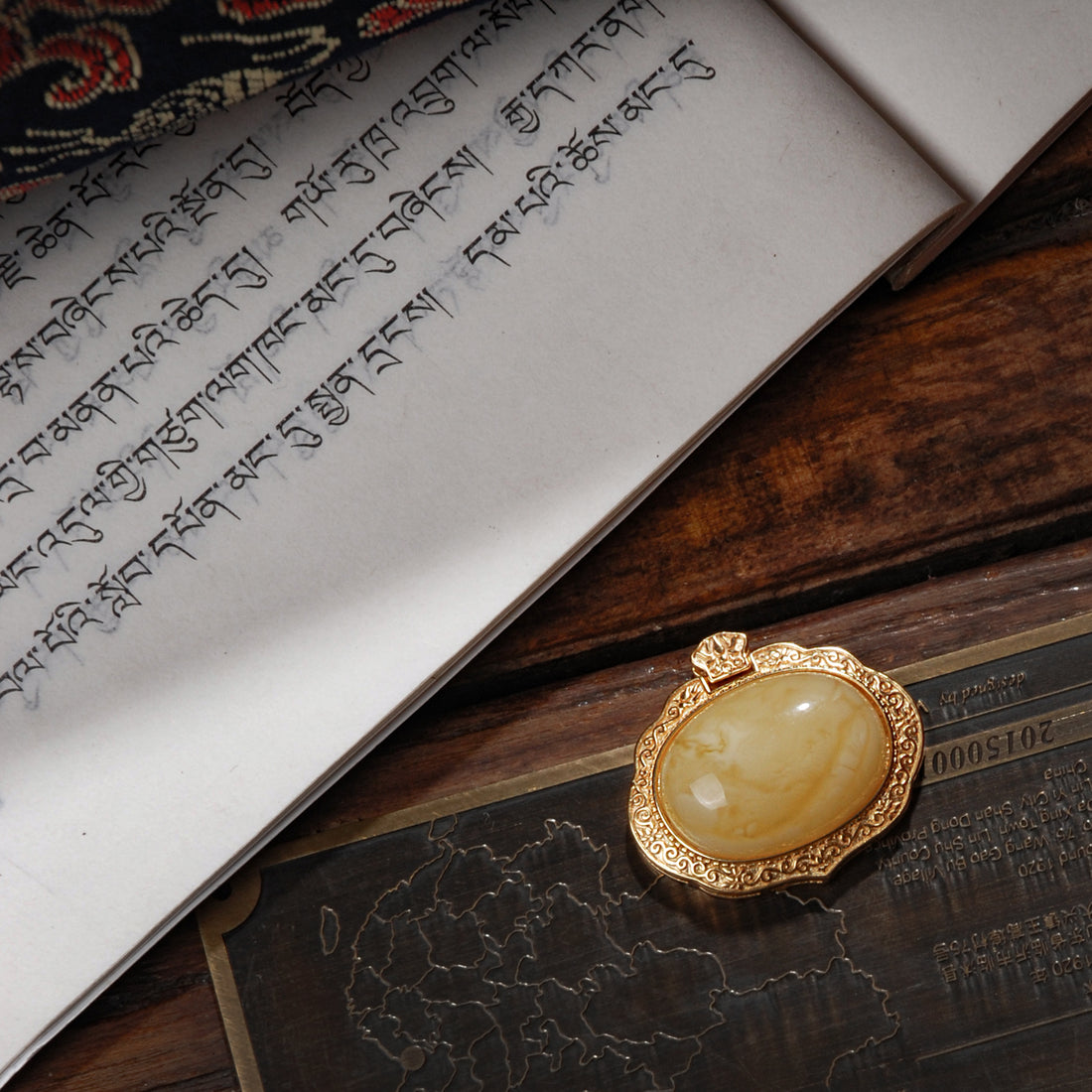 Amber Ruyi Lock Pendant