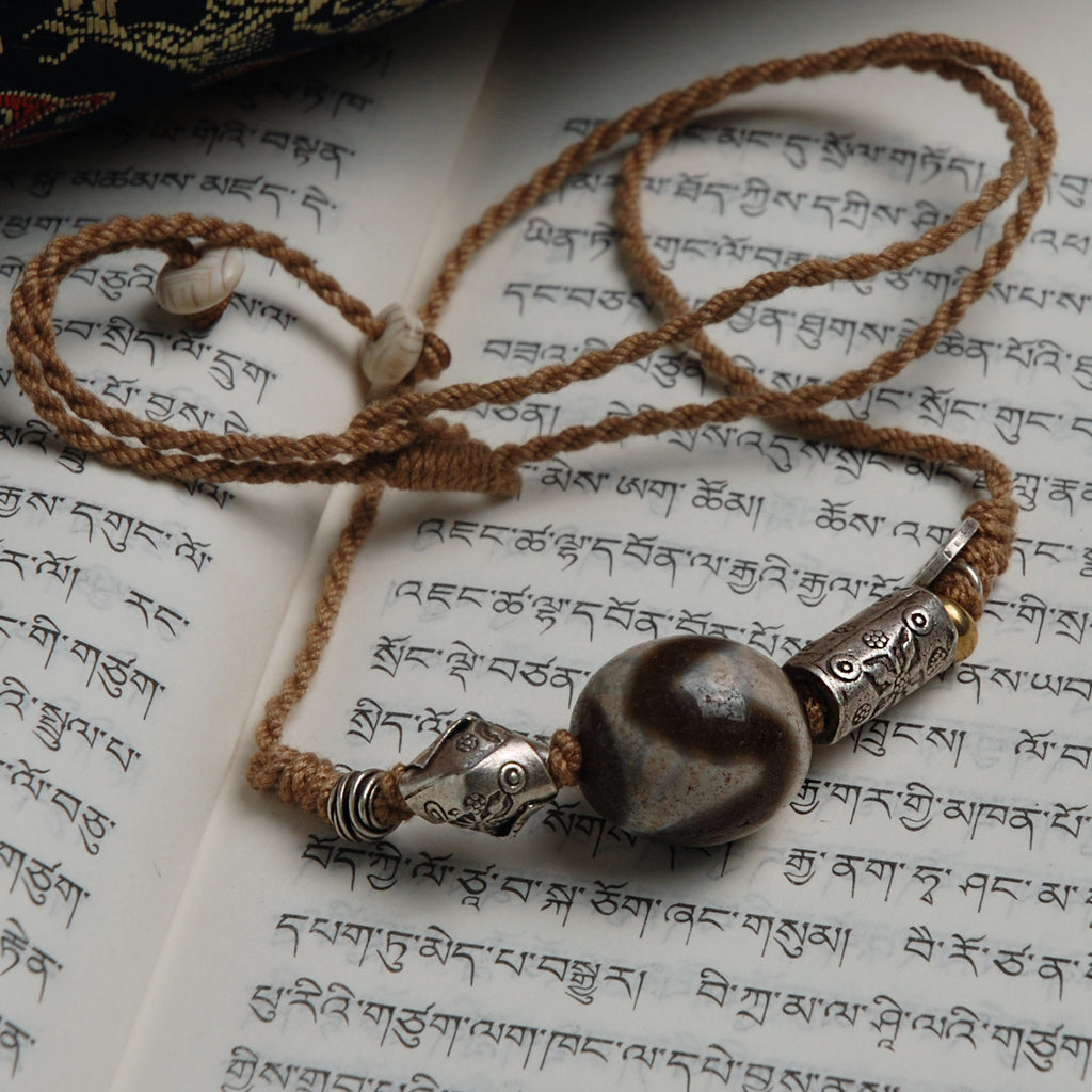 Tiger Tooth Dzi Bead Necklace（虎牙天珠）